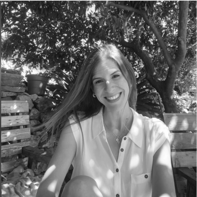 Retrato en blanco y negro de María, consteladora familiar de Academia Nadaji